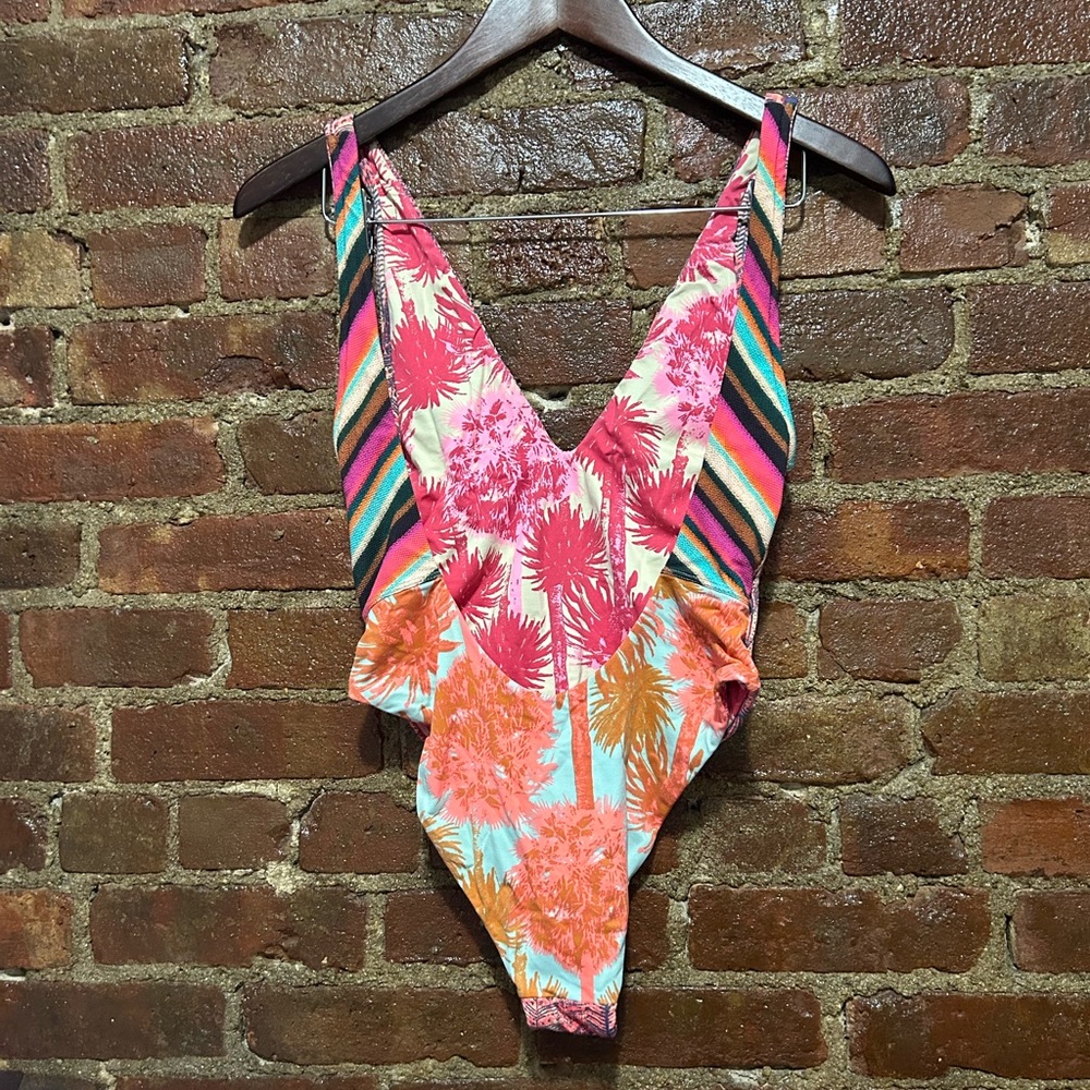 Maaji swim reversible One Piece. Plunge V-neck, cheeky high rise leg. Size small